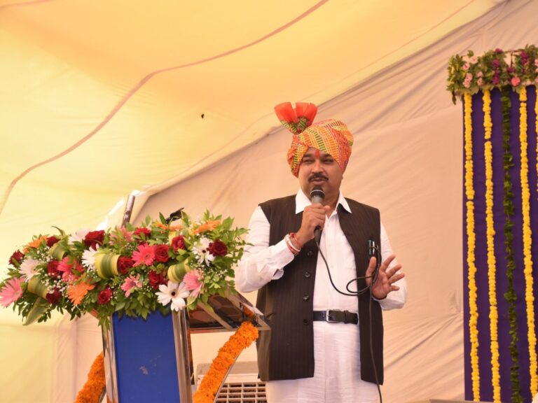 Gujarat : મહિસાગર જિલ્લાના કડાણા તાલુકામાં આવેલું રાઠડા બેટ ગામે પૂર્વ શિક્ષણ મંત્રી કુબેરભાઈ ડીંડોર નાવડીમાં બેસીનેમુલાકાતે પહોંચ્યા