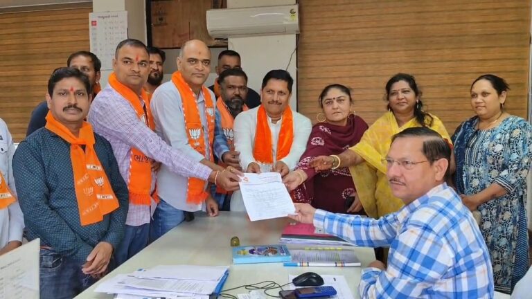 Gujarat : SIR ૨૦૨૫ કાર્યક્રમમાં મતદારોની પડતી મુશ્કેલીઓ દુર કરવા ભાજપ અગ્રણીઓ દ્વારા અધિક જિલ્લા કલેકટરને રજૂઆત કરવામાં આવી.