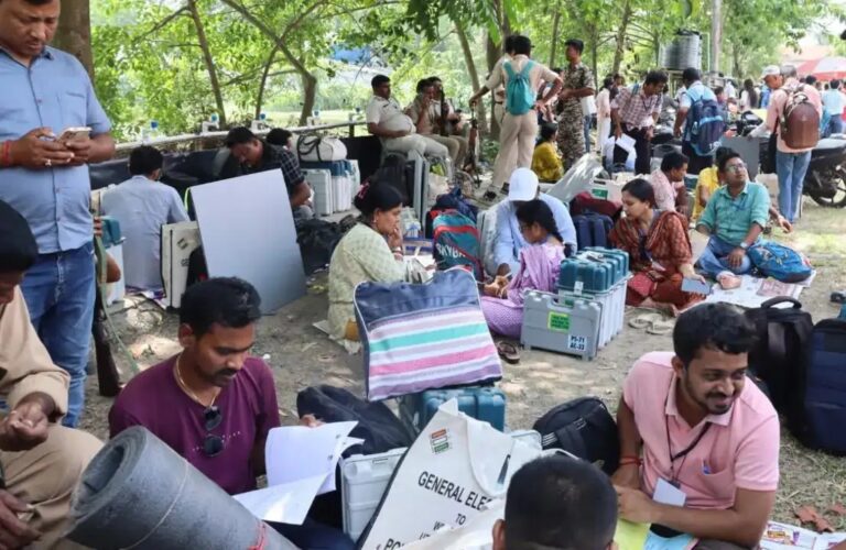 National : પશ્ચિમ બંગાળ અને તમિલનાડુમાં આજે મતદાન; ૫,૫૦૧ ઉમેદવારોનું ભાવિ દાવ પર; ખાસ સુરક્ષા વ્યવસ્થા ગોઠવવામાં આવી