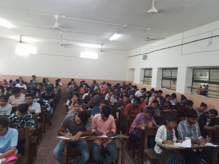 Vadodara : અધ્યાપકો અને કર્મચારીઓને પરીક્ષા વચ્ચે ચૂંટણીની ફરજ સોંપાતા અવઢવ