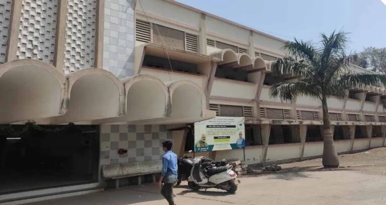 Gujarat : Kodinarની રોણાજ ચોકડી પાસે ચશ્માના વેપારી પર જીવલેણ હુમલો, કારમાં આવેલા શખ્સોએ યુવાનને કર્યો લોહીલુહાણ