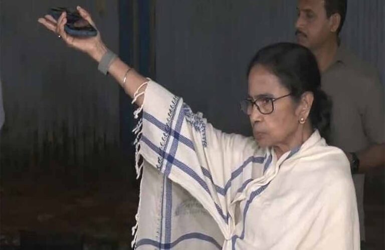 National : મમતા બેનર્જીનો હુંકાર ,”હું એક મુક્ત પક્ષી છું, હું સિંહની જેમ લડીશ, હું રાજીનામું નહીં આપીશ. અમે જનાદેશને કારણે નહીં, પરંતુ એક ષડયંત્રને કારણે હાર્યા