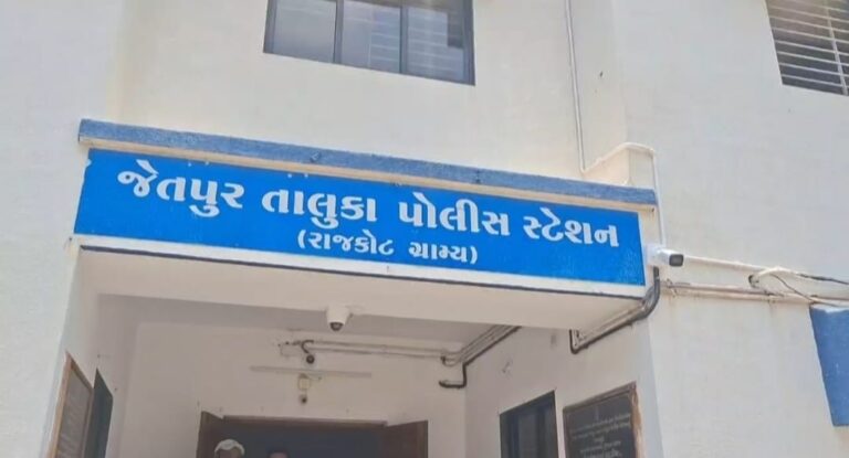 Gujarat : જેતપુર તાલુકાના થાણાગાલોલ ગામે જાહેરમાં જુગાર રમતા ચાર શખ્સો ઝડપાયા : ૧૦.૪૨૦ નો મુદ્દામાલ જપ્ત