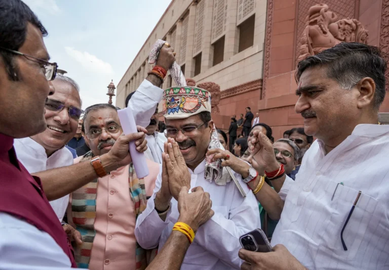 National : રાજીનામું આપ્યા પછી પહેલી વાર સંસદમાં પહોંચેલા ધર્મેન્દ્ર પ્રધાનનું પાઘડી પહેરાવીને સ્વાગત કરવામાં આવ્યું.