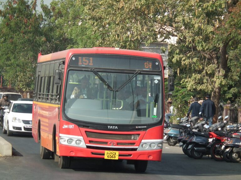 Gujarat : અમદાવાદ મનપા દ્વારા તહેવાર નિમિત્તે ખાસ જાહેરાત, મહિલાઓ અને બાળકોને દિવસભર AMTS બસમાં કરી શકશે ફ્રી મુસાફરી