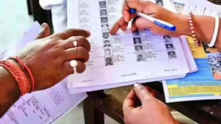 National : મહારાષ્ટ્ર: મતદાર યાદી અદ્યતન કરવાની સમયમર્યાદા ફરી લંબાવવામાં આવી, BLO અધિકારીઓ હવે ૧૭ ઓગસ્ટ સુધી ઘરે-ઘરે જઈને ચકાસણી કરશે