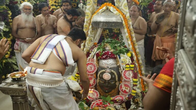National : શ્રાવણનો પ્રથમ સોમવાર: ઉજ્જૈનમાં મહાકાલની શોભાયાત્રા નીકળશે; ઝારખંડના દેવઘરમાં કાવડિયાઓની ૫ કિમી લાંબી કતાર