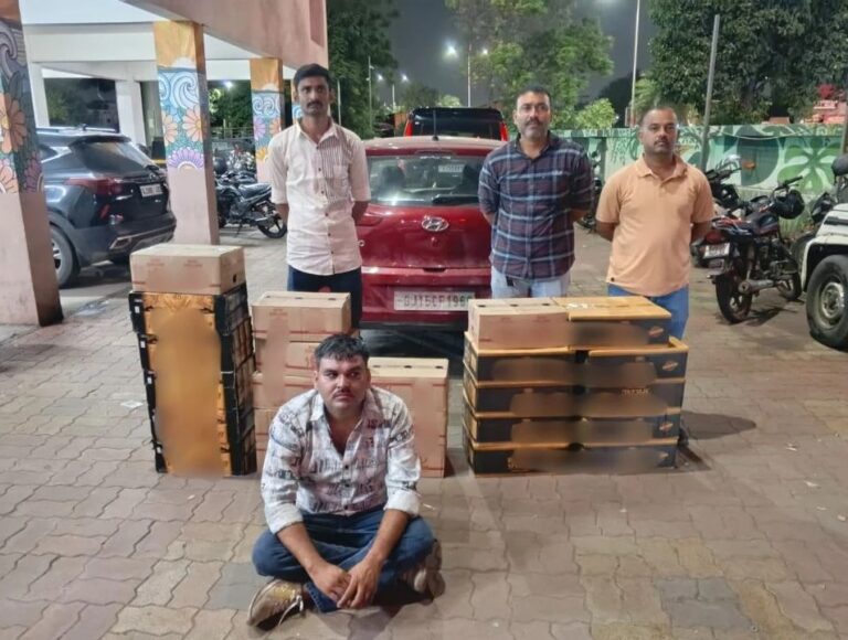 Gujarat : સુરતના ડિંડોલીમાં કારમાંથી 1.78 લાખનો વિદેશી દારૂ જપ્ત, એકની ધરપકડ