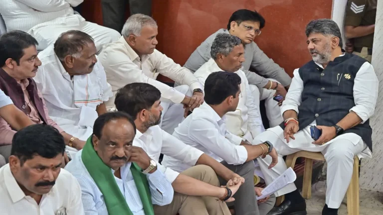 National : કર્ણાટકના મુખ્યમંત્રીએ મતદાર યાદીમાં અનિયમિતતાઓને લઈને કર્યા ધરણાં અને ભાજપ પર કાવતરાનો આરોપ મૂકી FIRની માંગ કરી
