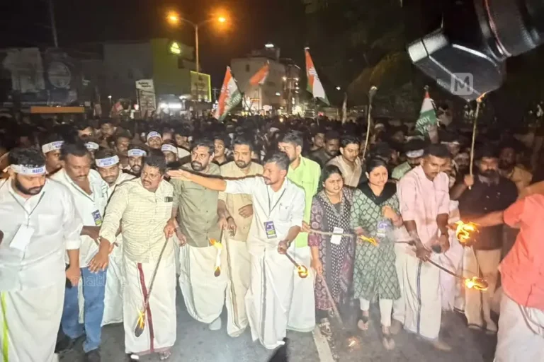 National : તિરુવનંતપુરમમાં યુથ કોંગ્રેસ અને SFIના કાર્યકરો વચ્ચે પથ્થરમારો અને મશાલો ફેંકતા પોલીસે લાઠીચાર્જ અને ટીયર ગેસ છોડયા